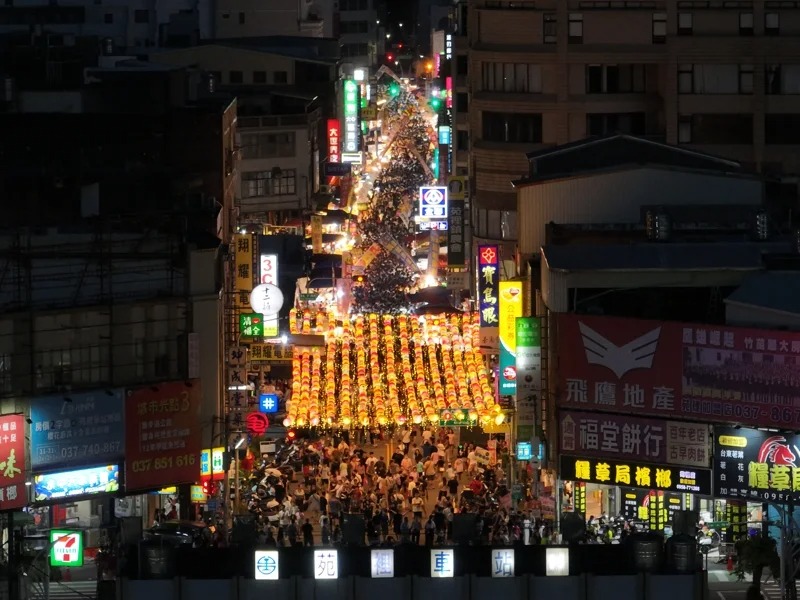 苗栗縣苑裡鎮年度盛會「關鬼門夜市」今天傍晚熱鬧登場，苑裡火車站前方的市區街道，從空中視野鳥瞰，亮閃閃的縱橫交錯，極為迷人。