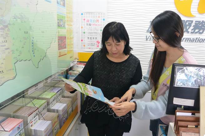 推動Ubike結合主題旅遊，苗栗縣文觀局在苗栗、竹南車站旅客服務中心與後龍高鐵站等處，提供導覽地圖與站點諮詢。