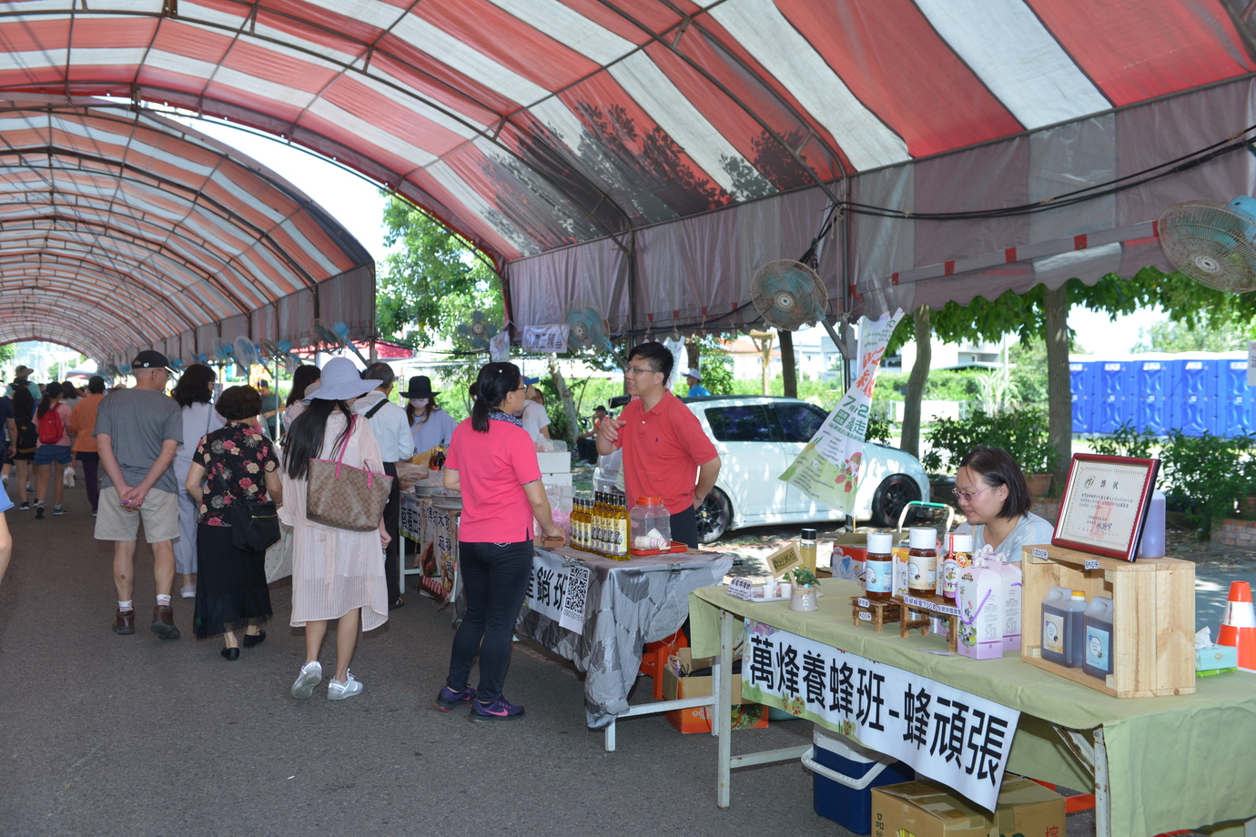 農會也在紅棗走廊安排車輛接駁遊客,可赴各棗農採果享受田園樂趣,選購適合的伴手禮。 農會也在紅棗走廊安排車輛接駁遊客,可赴各棗農採果享受田園樂趣,選購適合的伴手禮。