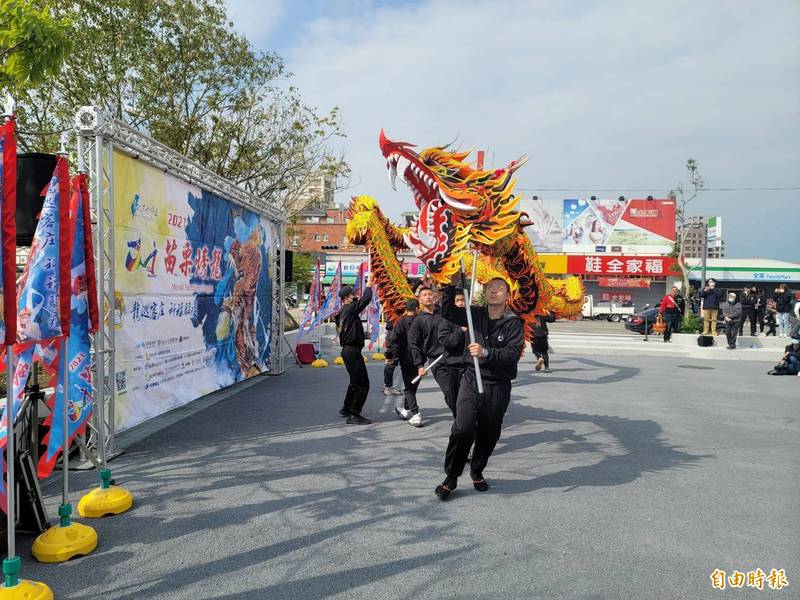 2021苗栗（火旁）龍配合防疫，取消易造成民眾群聚的踩街與（火旁）龍之夜，調整活動為「龍巡客庄、祈福驅疫」，包括明天登場的祥龍點睛及客家龍競技，都改採網路線上直播方式，可於臉書或Youtube頻道搜尋「苗栗（火旁）龍」。