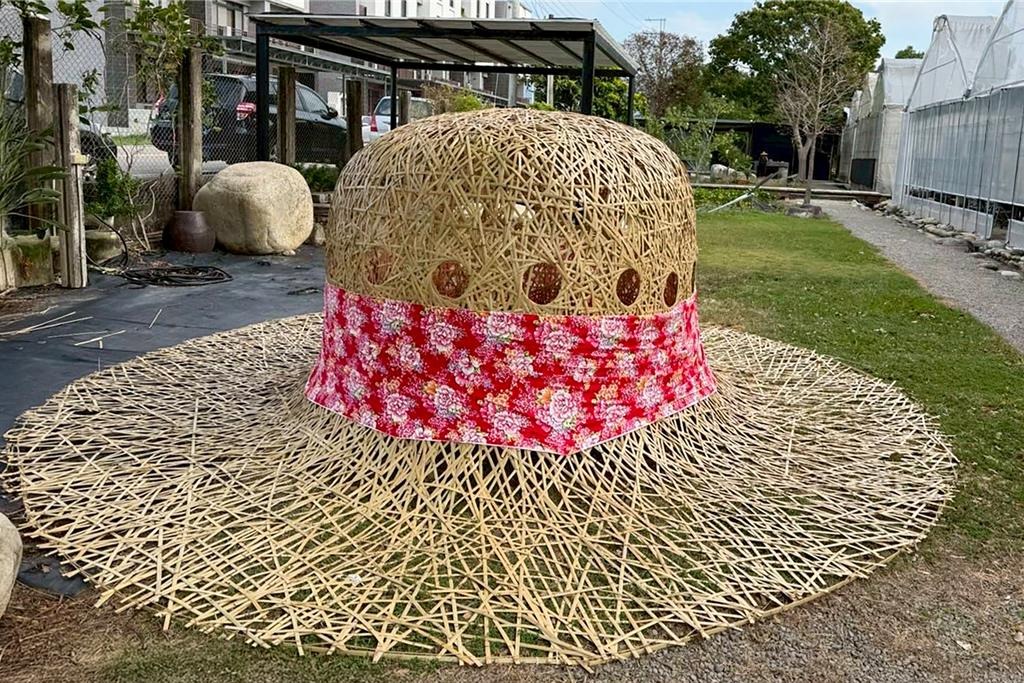 秋收金黃稻浪映地景藝術,苑裡「天后遍路–稻鎮生活市集」將於29、30日周末在愛情果園登場。