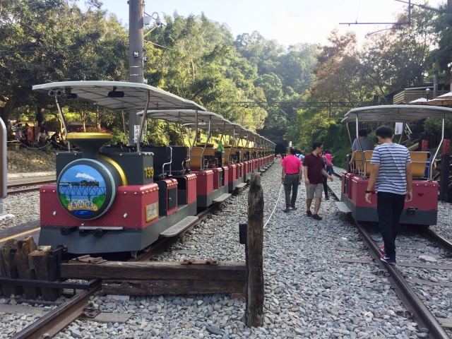 勝興車站舊山線軌道上的電動小火車。