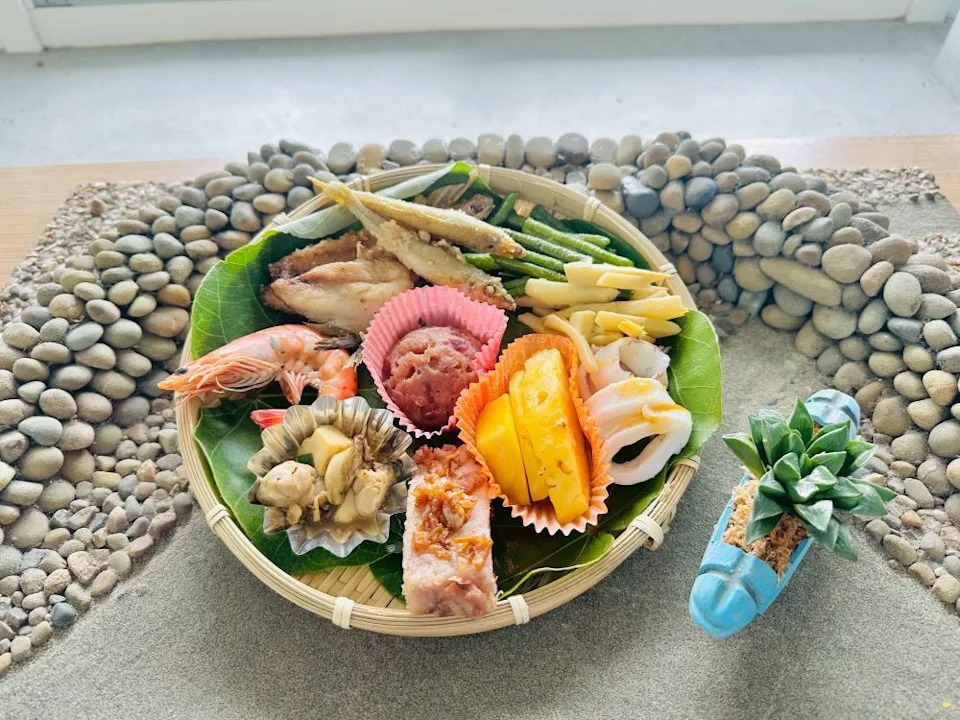 到苗栗水尾社區親手體驗「DIY一夜干」，將海洋味帶回家，還可以品嘗到隨著季節不同漁獲的牽罟飯。