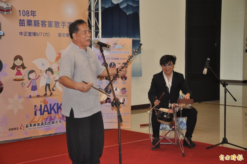 苗栗縣政府將舉辦「苗栗縣客家歌手演唱會」，邀請賴仁政（左）何易峰（右）等客家歌手，演唱傳統、流行創作的客家歌。（記者彭健禮攝）