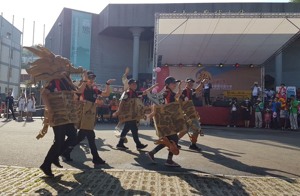 以「藝動」為主題，在這個4天的雙十連假期間，木雕博物館週邊有木雕師現場創作、藝文表演、特色市集、傳統茶藝展演