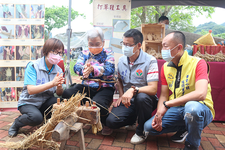 83歲徐林金玉阿嬤重現編草鞋技藝