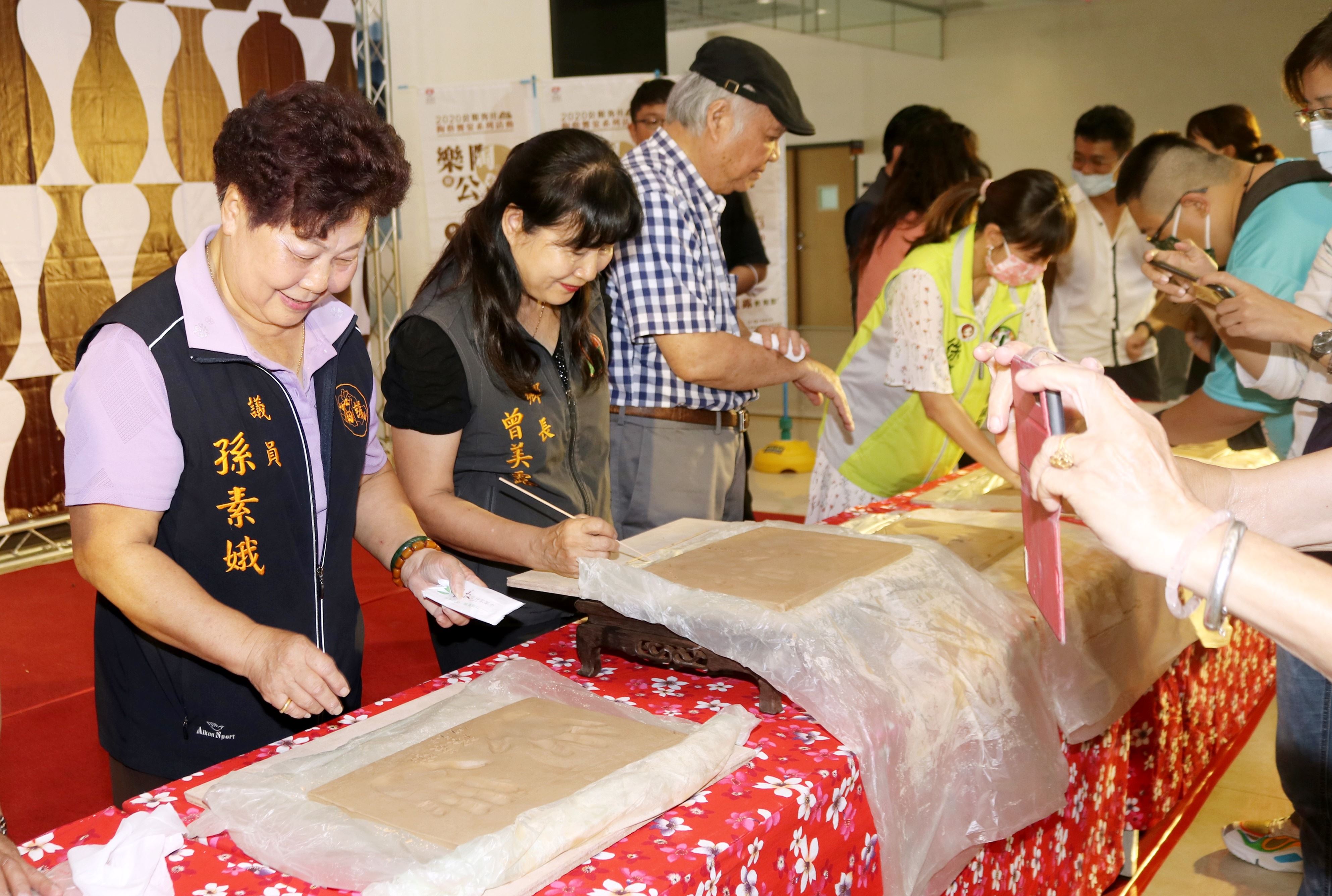 一同在陶土上拓印及簽名，象徵陶藝文化代代相傳