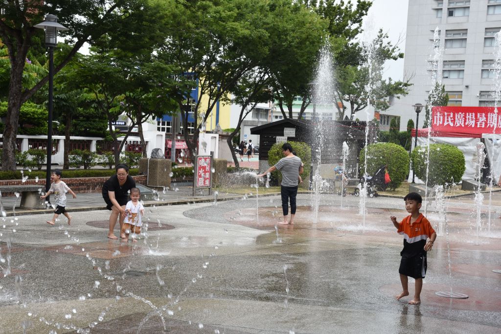民眾在戲水區享受親子樂趣