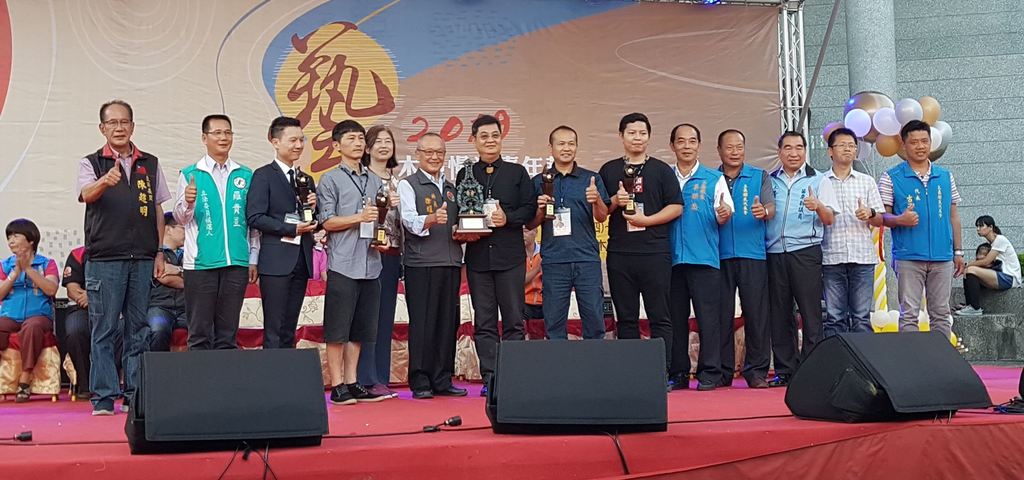 典禮中邀請縣長及貴賓揭曉並頒發第十二屆臺灣國際木雕競賽、臺灣木雕薪傳成就獎、優勝踩街團隊及作品捐贈儀式