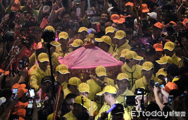 苗栗縣通霄鎮白沙屯拱天宮媽祖8日凌晨1時20分起駕，逾5萬名信徒簇擁跟隨。