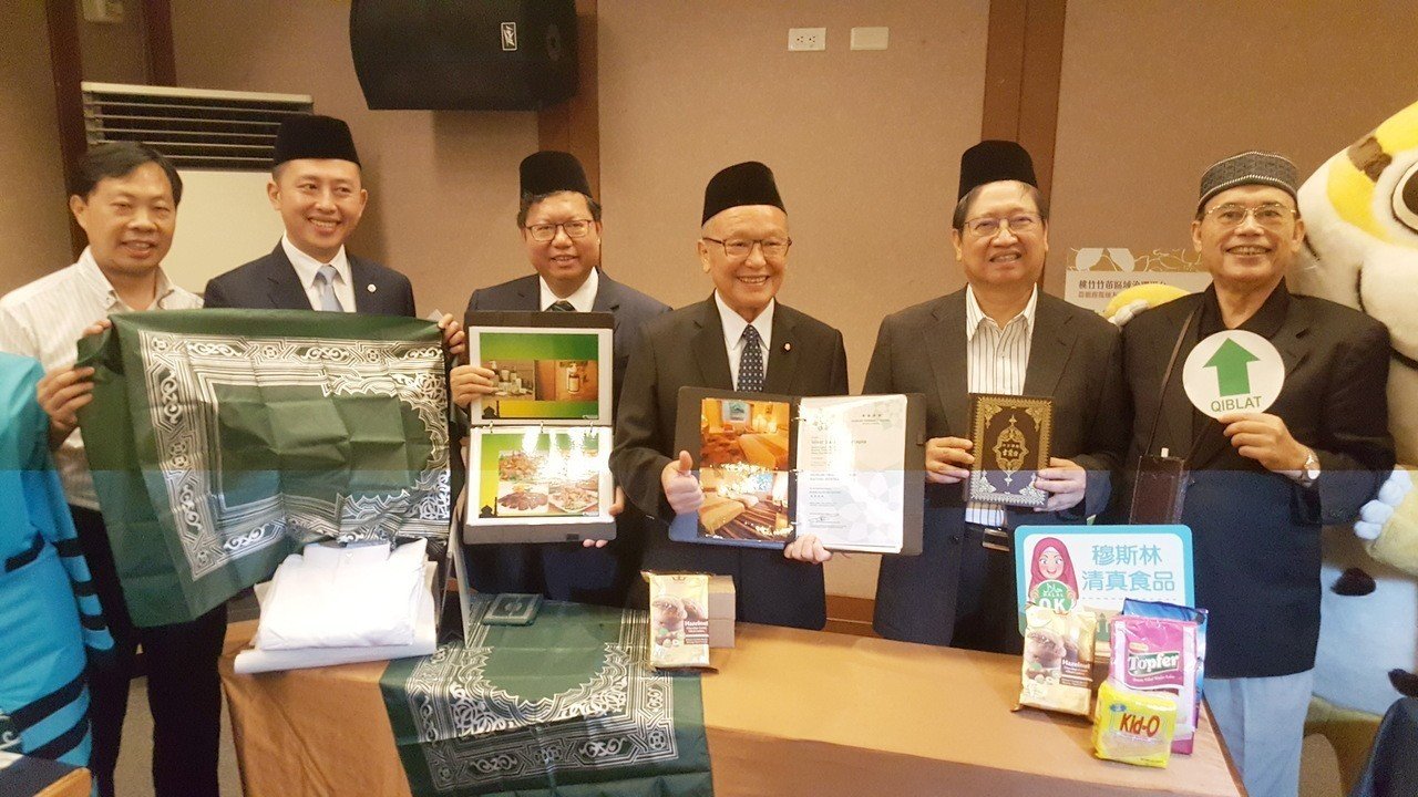 桃竹竹苗4名首長下午頭戴穆斯林禮拜帽，見證穆斯林友善旅遊環境聯盟簽署，參觀穆斯林示範祈禱儀式。