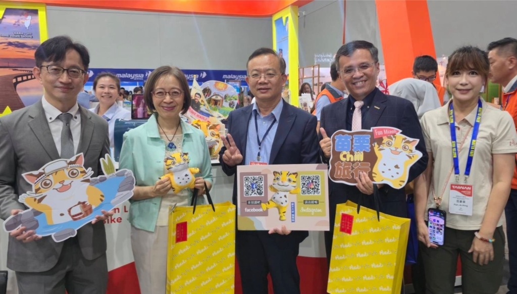 外交部駐馬來西亞大使葉非比（左二）交通部觀光署國際組組長黃易成（左一）交通部觀光署駐吉隆坡辦事處主任周士弼（右二）苗栗縣政府文化觀光局副局長徐建男（中）於本次展攤合影