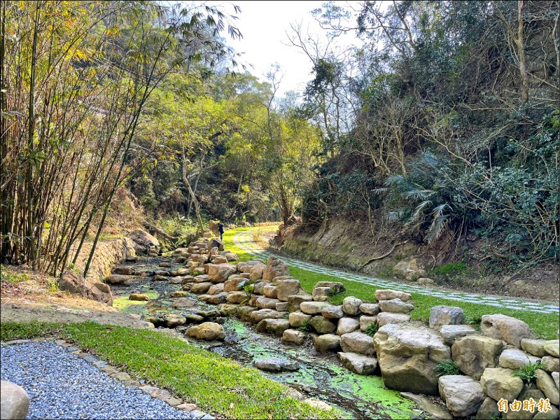三義鄉「勝興鐵道覓境」步道，昨天揭牌