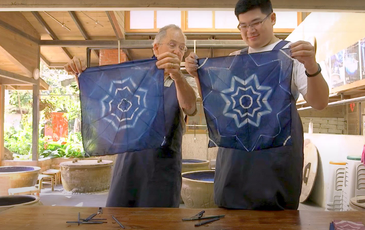  he takes the audience to visit Sanyi, a small Hakka town