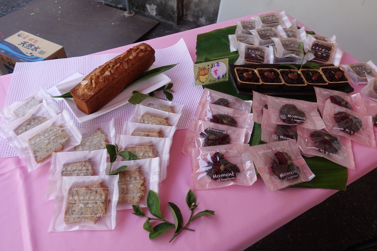 今天揭牌儀式，現場展示結合紅茶製作的多元產品開發，紅茶蛋糕、紅茶紫米糕。