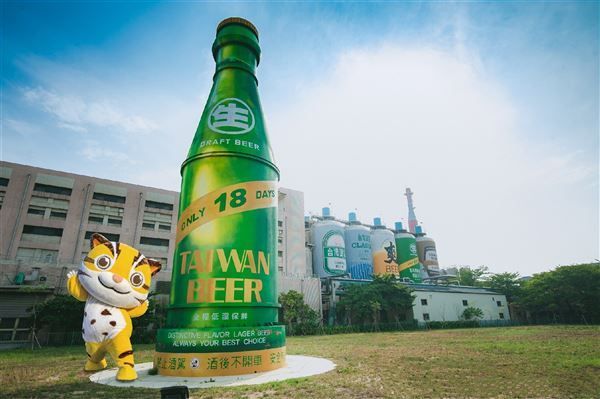 全臺最大、約6層樓高的啤酒裝置藝術。