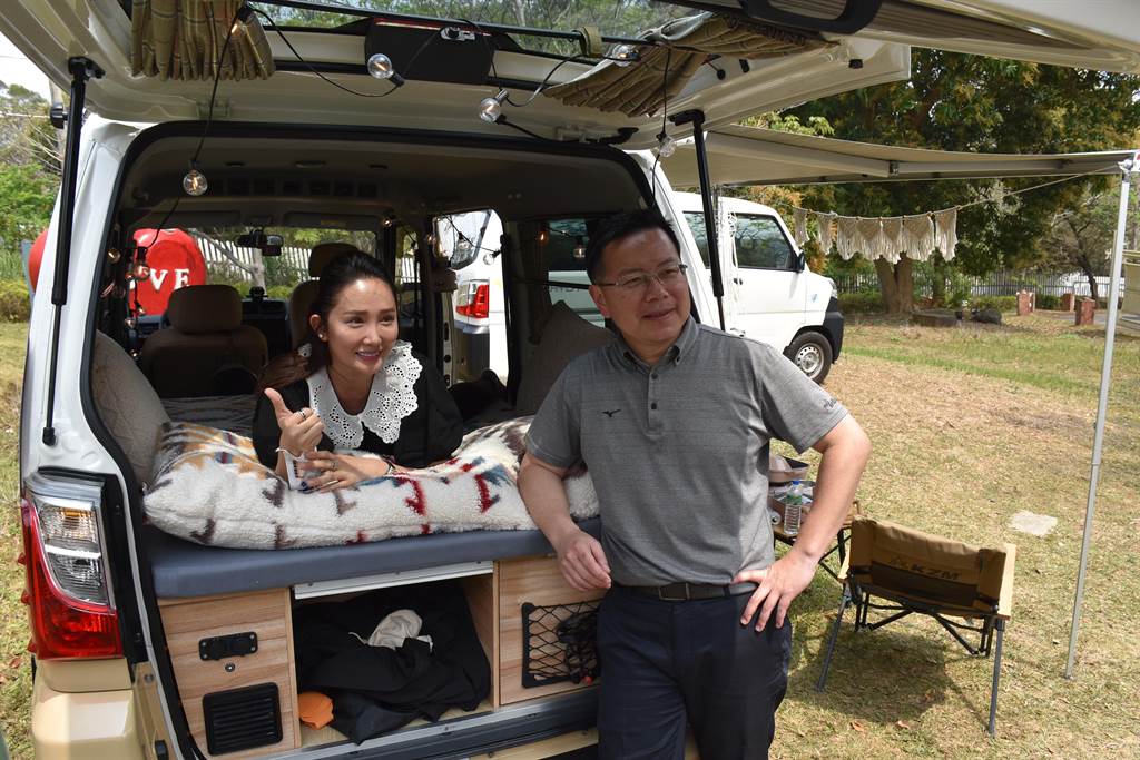 全電動露營車進駐苗栗縣，縣府文觀局長林彥甫（右）、工策會總幹事陳怡樺（左）親自體驗。