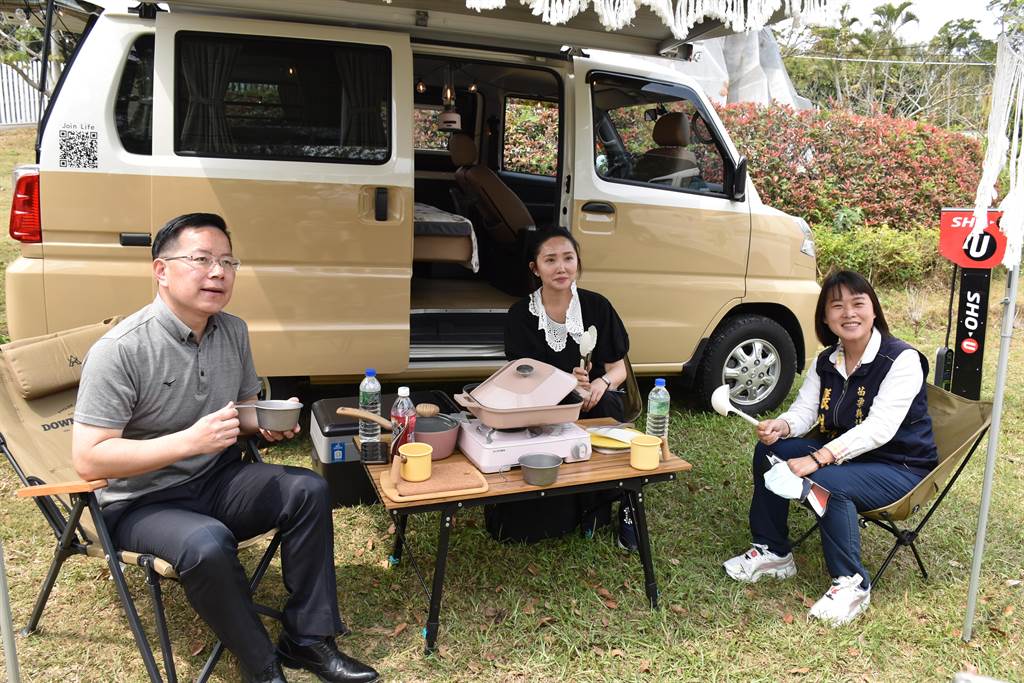 全電動露營車進駐苗栗縣，縣府文觀局長林彥甫（左）、工策會總幹事陳怡樺（中）、縣議員張佳玲親自體驗。