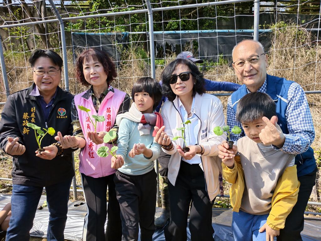 副縣長與來賓種下南瓜苗南瓜苗