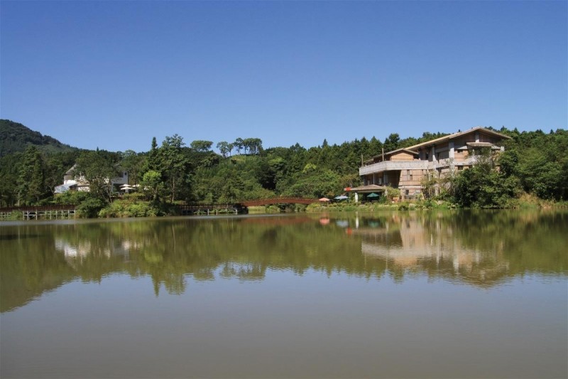 南庄向天湖湖光山色景色宜人，也是賽夏族重要部落之一，為舉辦賽夏族矮靈祭的場所。