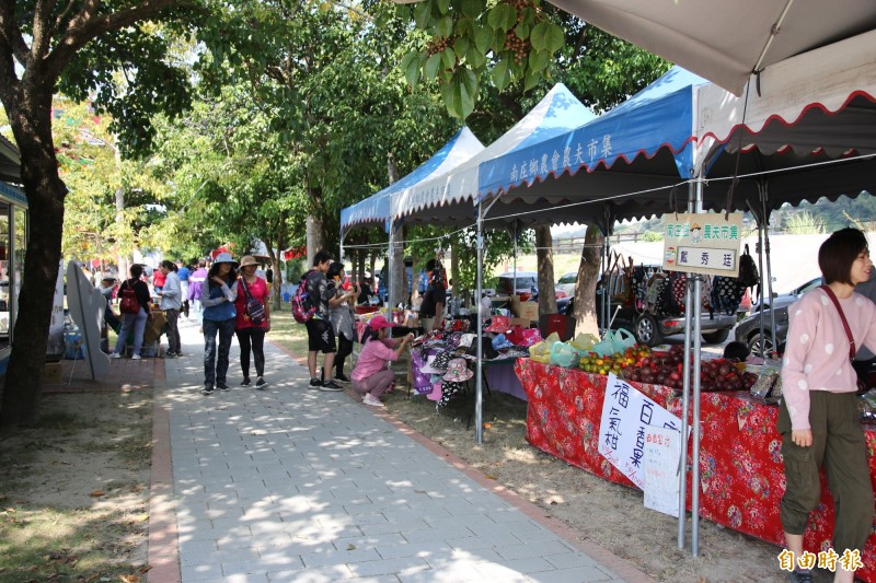 南庄山水節活動期間，位於一二四乙縣道的農夫市集將有許多攤商進駐，歡迎各地遊客來選購。