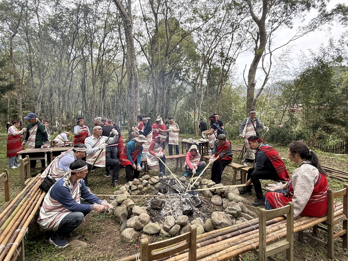 參與者在山林場域體驗野菜辨識、傳統野炊等原民生活文化活動。