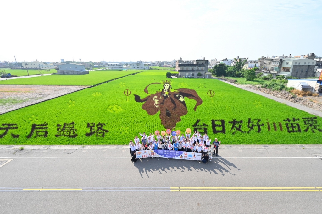 台日雙方於「台日友好in苗栗」彩繪稻田前合影留念。
