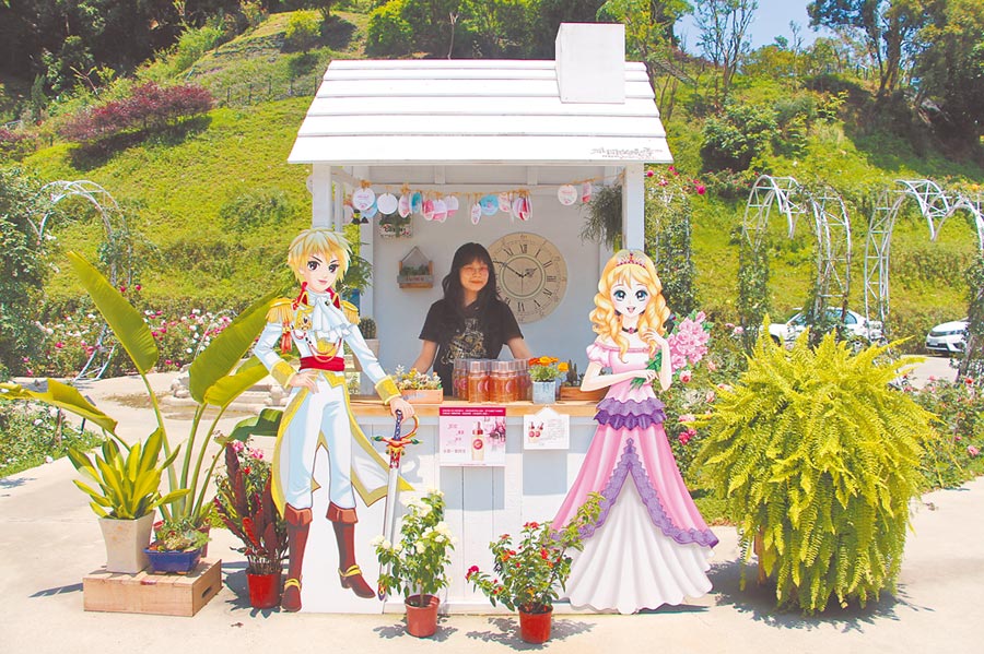 因應疫情，雅聞七里香玫瑰森林落實防疫措施，並顧及民眾對室內的疑慮，推出「花季市集」，在戶外打造花市攤位。