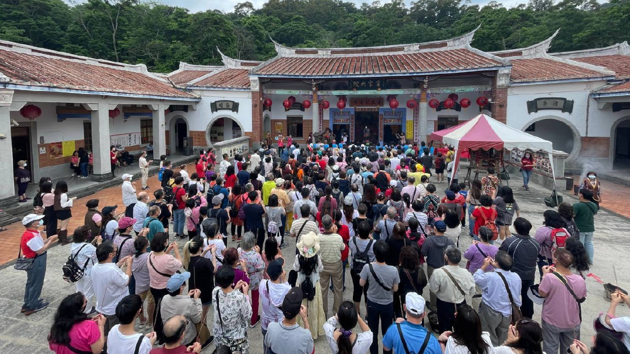 姜太公中部道場客家大院桐花季結合多元宗教體驗，每年皆吸引眾五萬名以上遊客前來賞桐、祈福