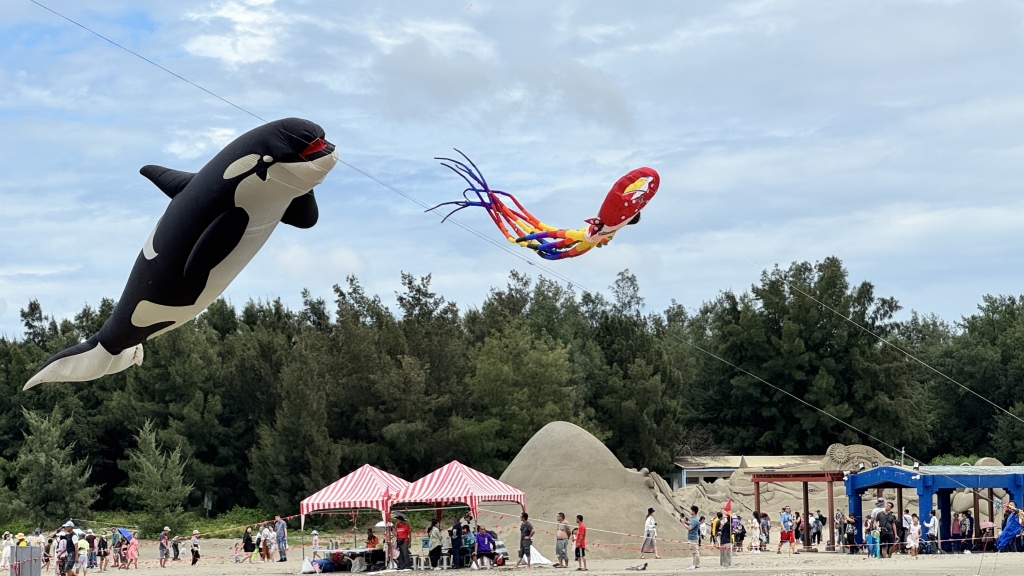 安排白沙屯媽祖、海洋生物、企鵝、小瓢蟲等大型特色風箏展演
