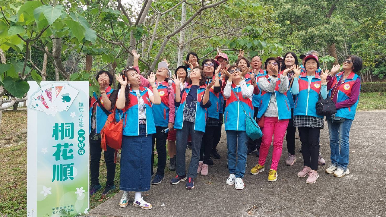客家大院今年以「伯公仔桐花」為主題，規劃伯公桐花林，並精選園區內「桐花王」、「桐花后」及「桐花順」等特色景點，邀請民眾走入山林，感受油桐花雪白綻放的春日美景