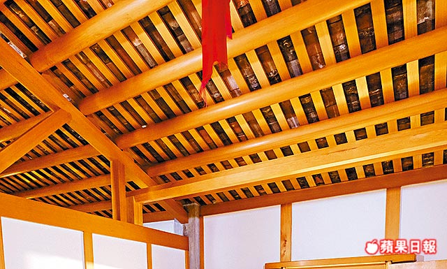 屋樑為木作藝術家李萬財以傳統榫卯工法所建。 屋樑為木作藝術家李萬財以傳統榫卯工法所建。