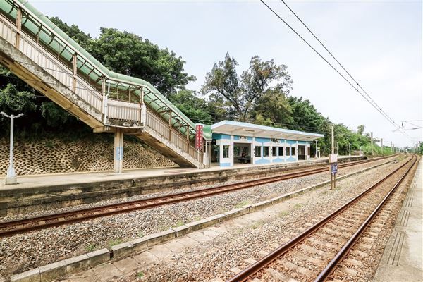 崎頂車站是座僅停靠區間車的招呼站。