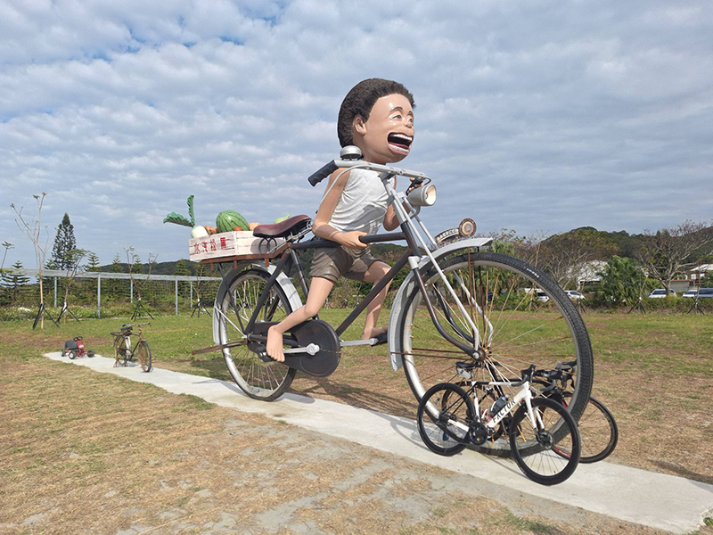 巨型藝術藏在海線小鎮！苗栗通霄月牙灣雕塑公園療癒散步去