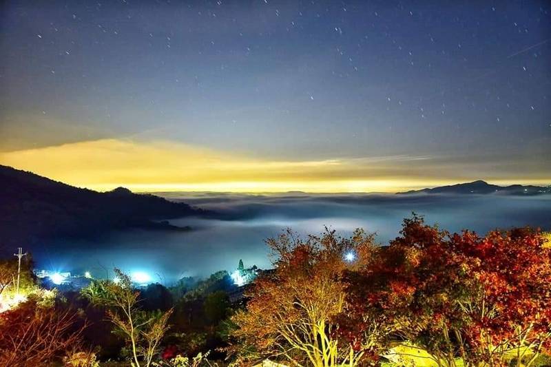 從楓葉地圖咖啡民宿海拔750公尺開始到山頂，沿線就可看到雲海景致