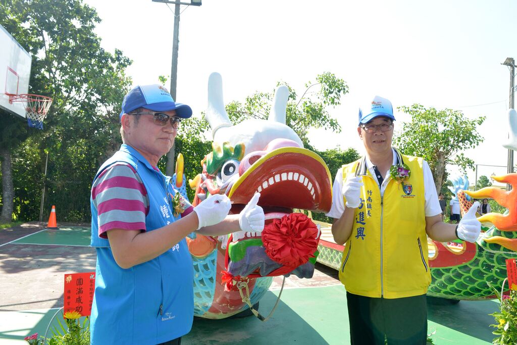 方進興鎮長與縣長一同為龍舟點睛