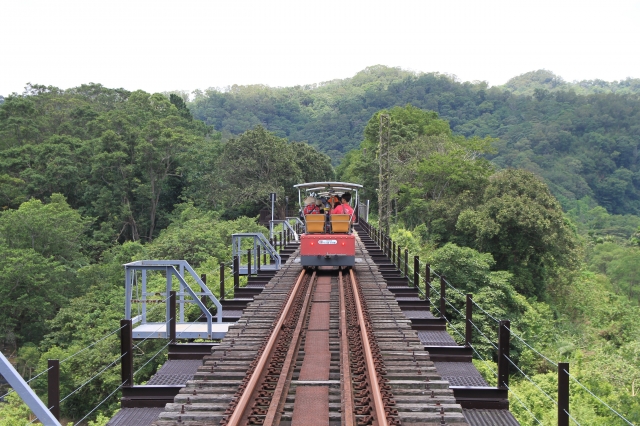 旅途中經鐵道橋，另有開闊的視覺美