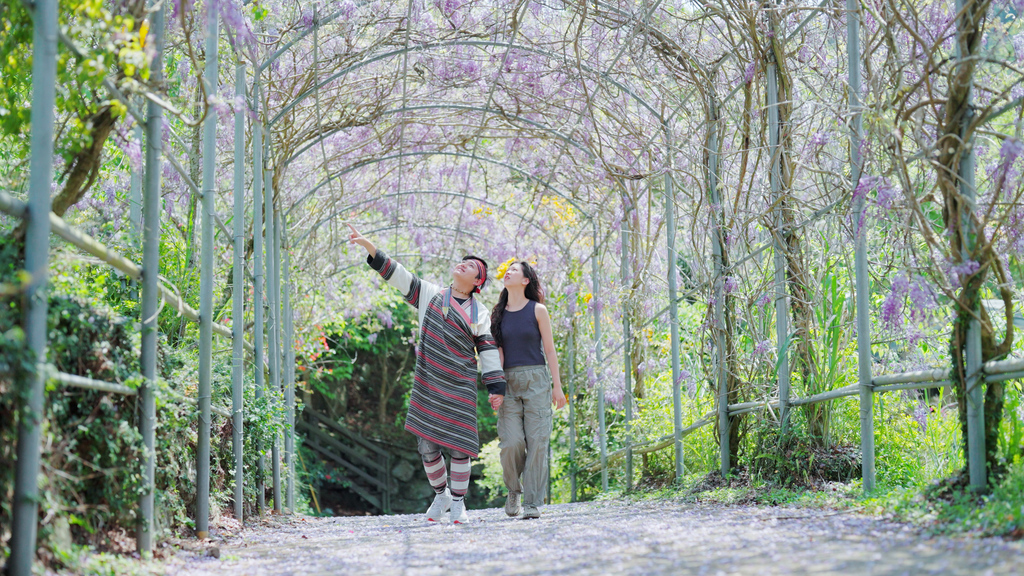 春天的泰安披上嫩綠新裝，步道兩旁充滿芬多精，呼吸清新的山林空氣，讓平時累積的壓力瞬間釋放