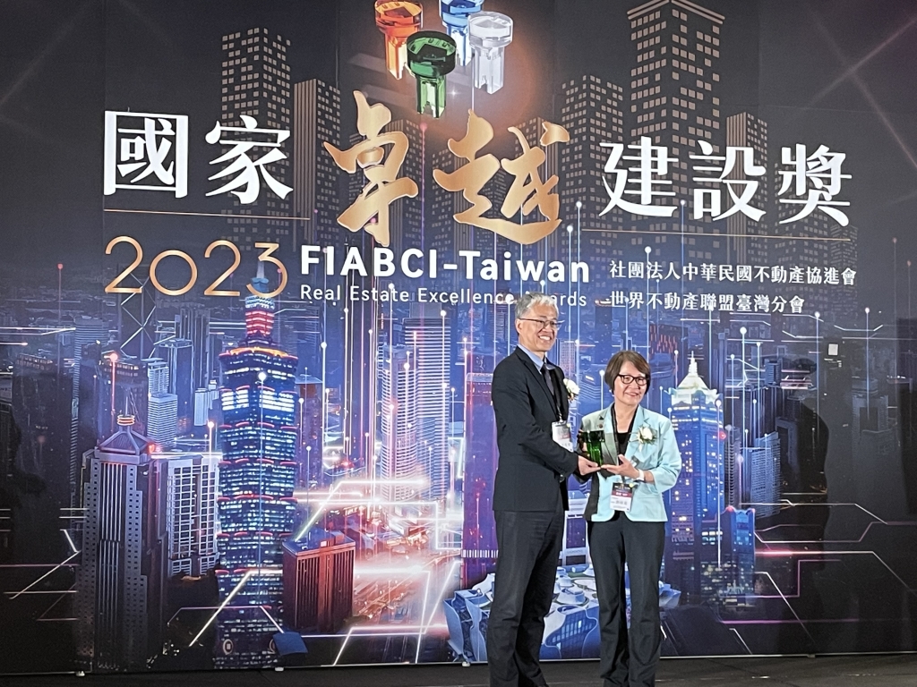 本縣由副縣長鄧桂菊率領文化觀光局出席受獎