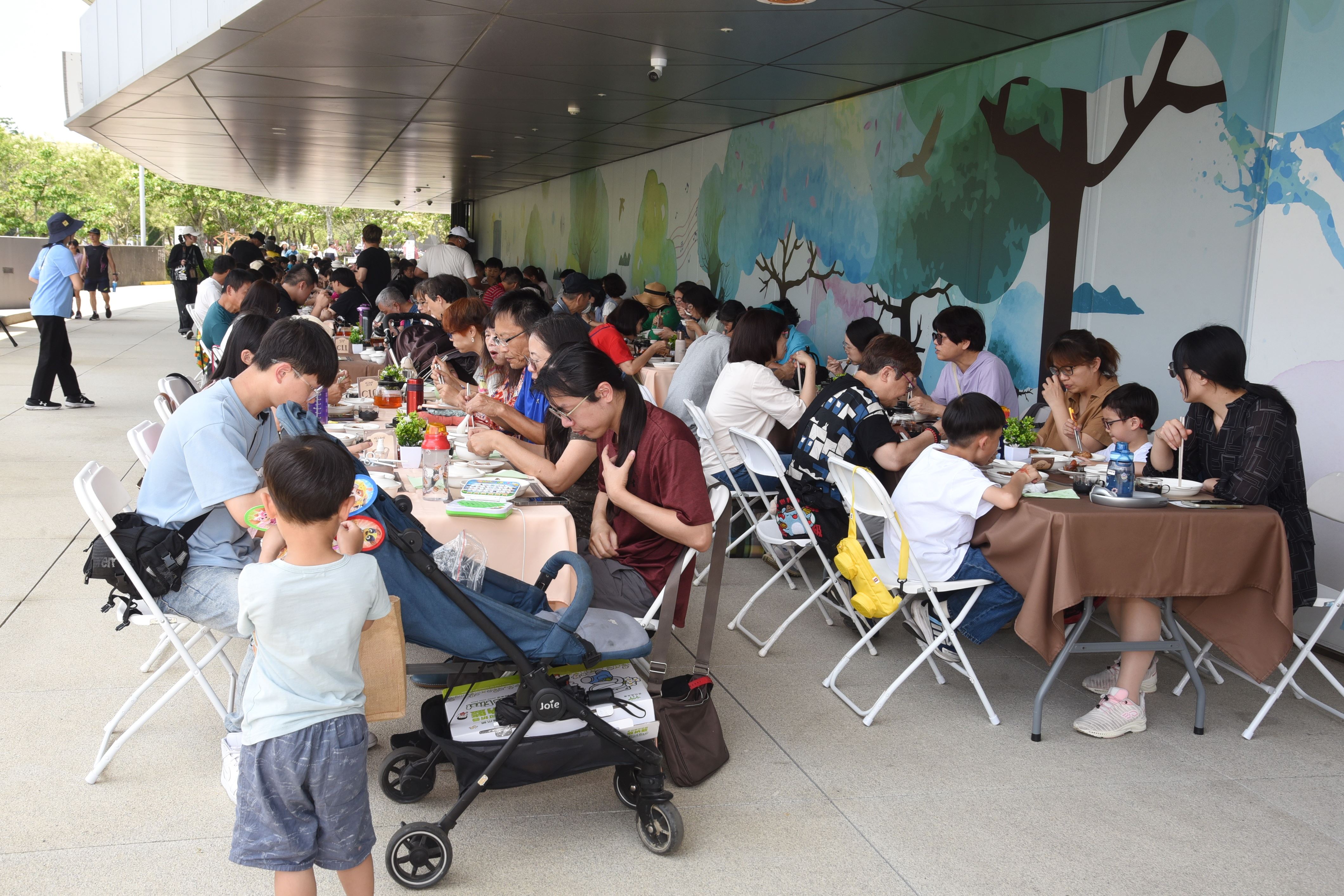 桐花宴席開200席，座無虛席