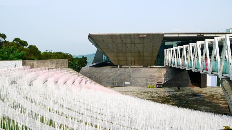 the museum invited artist You Wen-fu to make land art inspired by “falling Tung flowers” on the museum’s outdoor steps. 