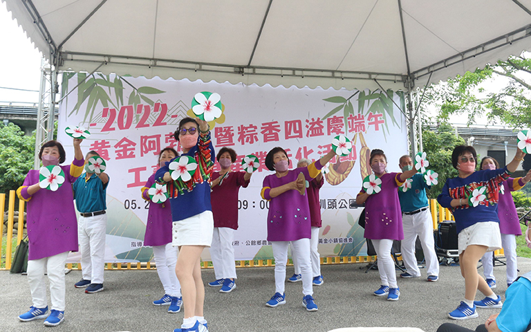 欣賞社區媽媽帶來的精采表演