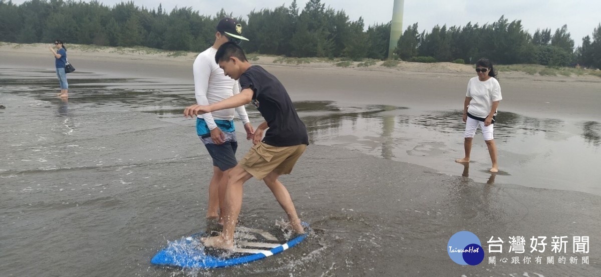 People have a sandboard experience at the scene. People have a sandboard experience at the scene.