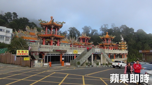 民眾走春踏青可將車輛停在聖衡宮附近停車場。吳傑沐攝 民眾走春踏青可將車輛停在聖衡宮附近停車場。吳傑沐攝