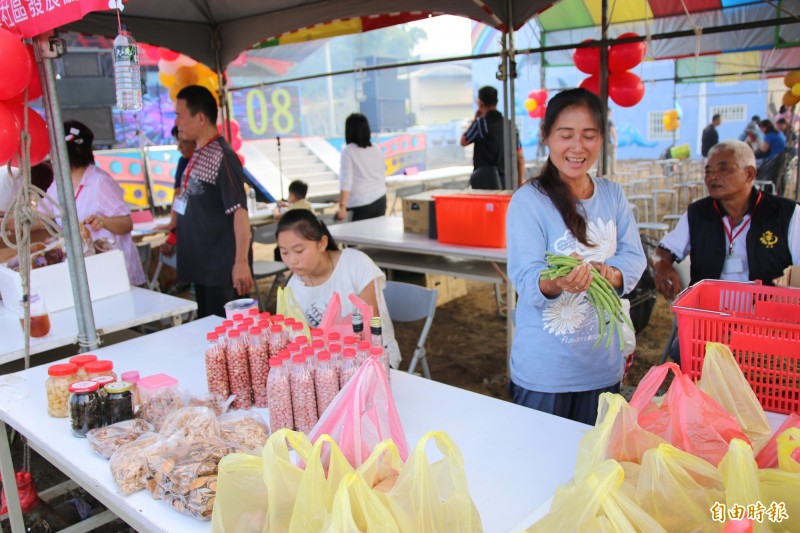 活動現場也展售各式在地農產，讓遊客滿載而歸。