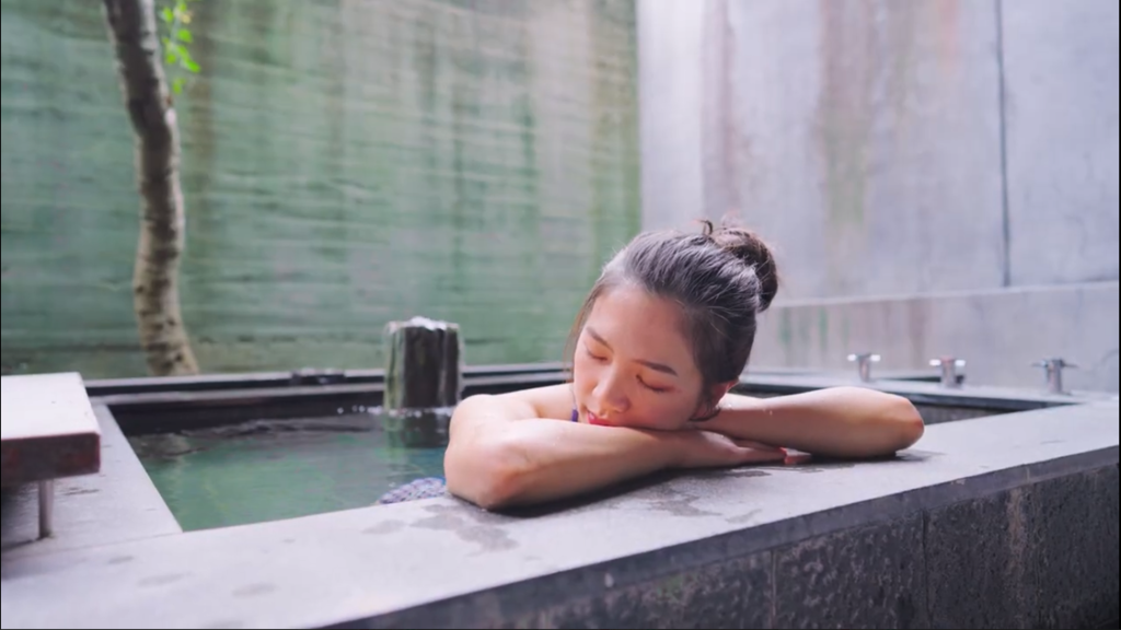 浸泡在「美人湯」中，這種被泉水環抱的奢華感，是城市生活中難得的慰藉