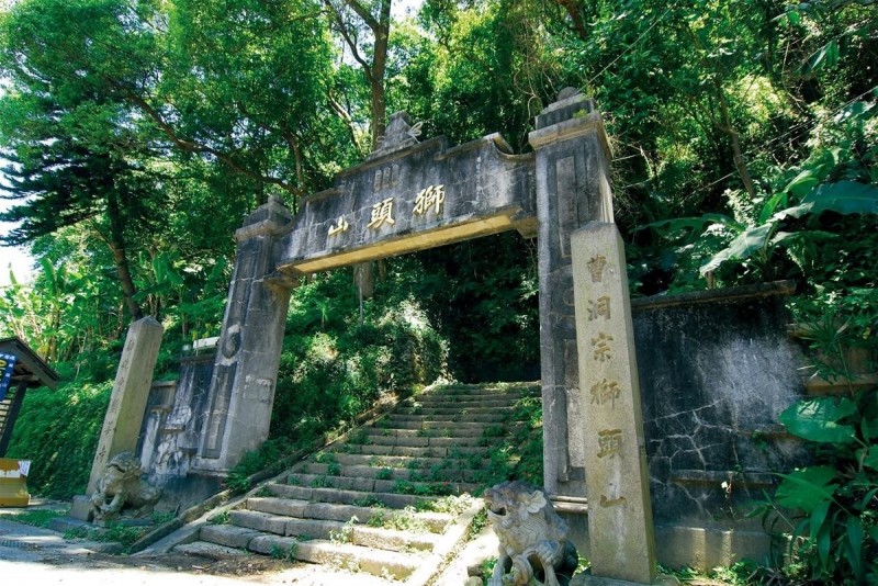 獅頭山步道古色古香，沿途還可欣賞珍貴傳統文化資產。