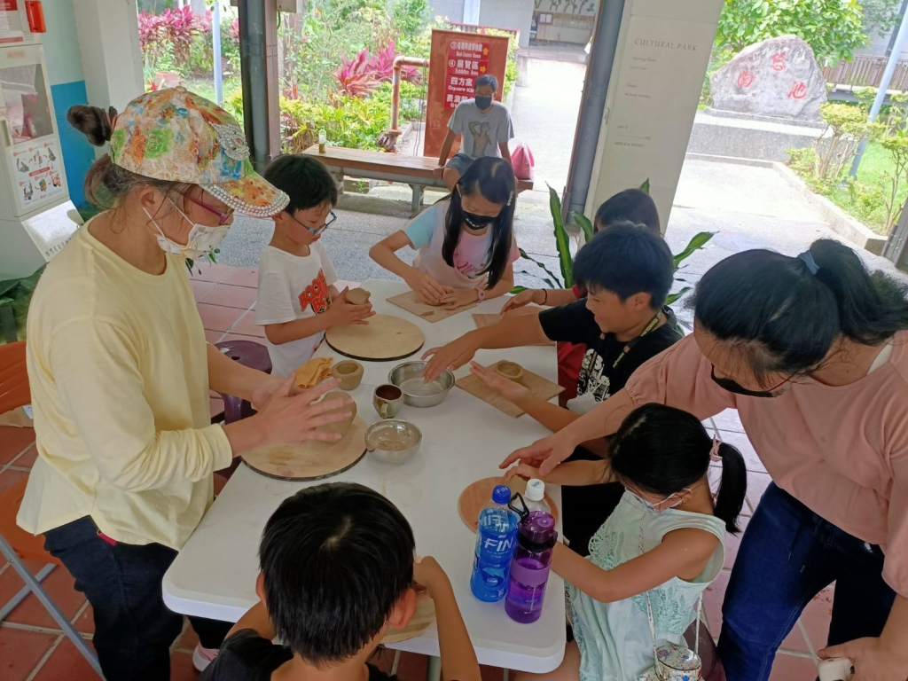 現地創作民眾手捏陶碗體驗
