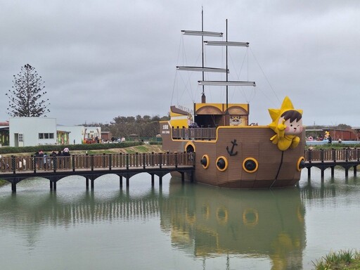 生態池中央的巨型Q版海盜船「太陽號」一亮相就引發討論