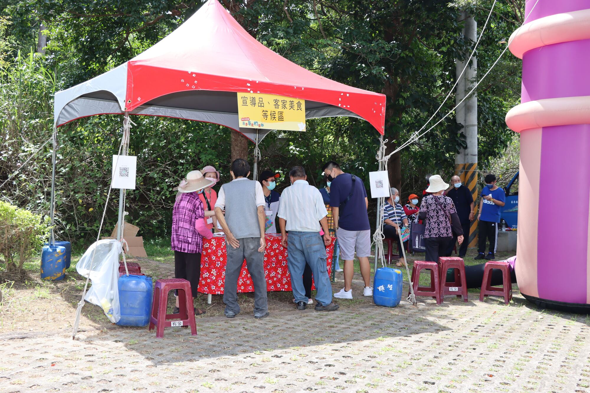 發放客家美食及宣導品